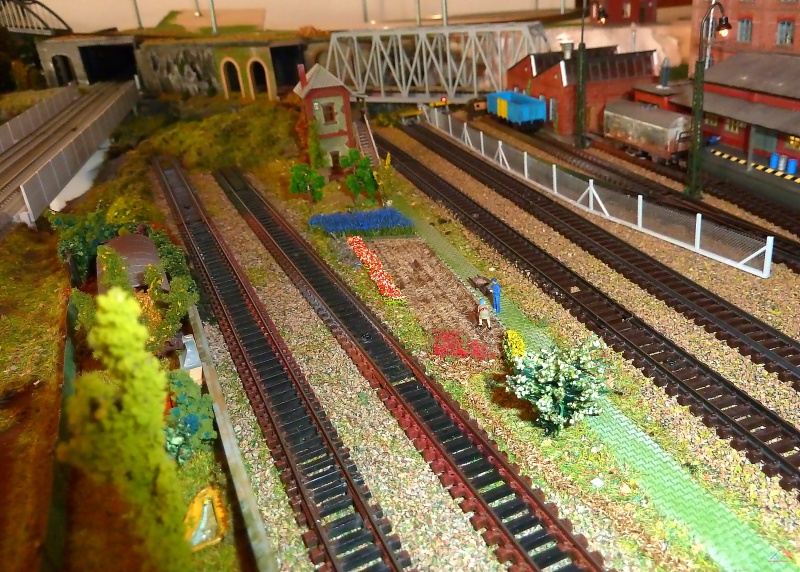 242 Ackerbau.JPG - Blick über die Abstellgruppe Enndingen West. Der Stellwerker "hilft" seiner Frau bei der Arbeit auf dem Gemüseacker